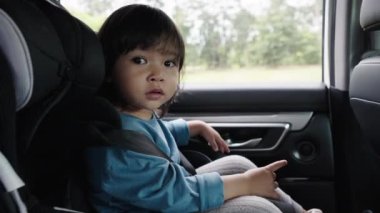 Bebek koltuğunda oturan bebek, güvenli bebek koltuğu seyahat ediyor.