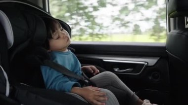 Bebek koltuğunda oturan ve uyuyan bebek, güvenli bebek koltuğu.