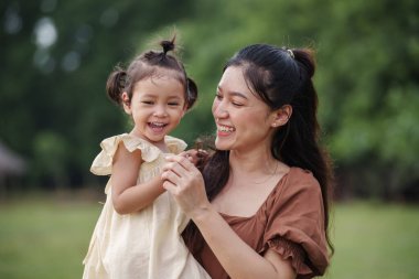 Neşeli anne kucağında bebek, mutlu aile günü