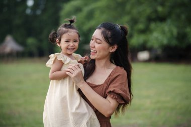 Neşeli anne kucağında bebek, mutlu aile günü