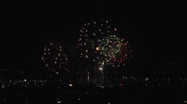 Nakhon Ratchasima şehrinin gece karanlığında havai fişek gösterisi, Tayland