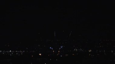 Nakhon Ratchasima şehrinin gece karanlığında havai fişek gösterisi, Tayland