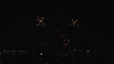 Nakhon Ratchasima şehrinin gece karanlığında havai fişek gösterisi, Tayland