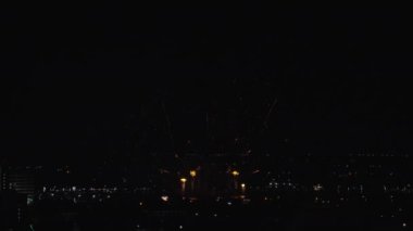 Nakhon Ratchasima şehrinin gece karanlığında havai fişek gösterisi, Tayland
