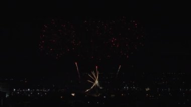 Nakhon Ratchasima şehrinin gece karanlığında havai fişek gösterisi, Tayland