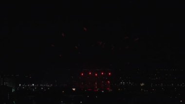 Nakhon Ratchasima şehrinin gece karanlığında havai fişek gösterisi, Tayland