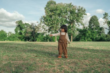Mutlu küçük kız çim tarlasında