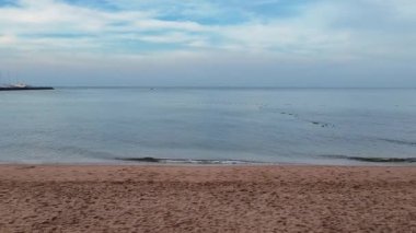 Na Jomtien plajının deniz ve dalga manzarası, Pattaya, Tayland
