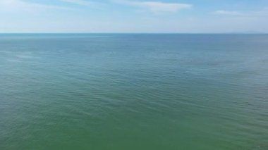 Na Jomtien plajı, Pattaya, Tayland 'ın deniz ve gökyüzü manzarası