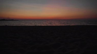 Na Jomtien plajı Pattaya şehrinde gün batımında, Tayland