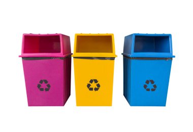 Beyaz arkaplanda izole edilmiş üç renkli geri dönüşüm kutusu (kırpma yolu ile))