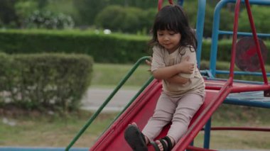 Küçük bebek kayıyor ve dışarıda oyun oynuyor.