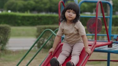 Küçük bebek kayıyor ve dışarıda oyun oynuyor.