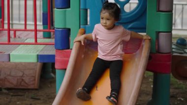 Mutlu bebek kız kayıyor ve dışarıda oyun oynuyor.