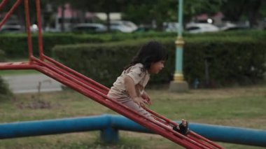 Küçük bebek kayıyor ve dışarıda oyun oynuyor.