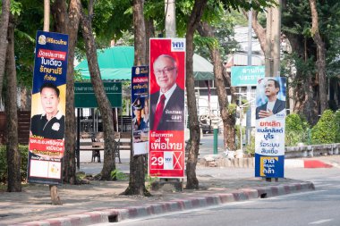 Bangkok, Tayland - 9 Nisan 2023: Başkent Bangkok 'ta yapılan 2023 genel seçimlerinin Ratchadapisek yolu yakınındaki yürüyüş yolunda Taylandlı politikacı posteri.