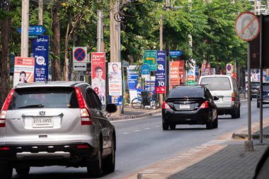 Bangkok, Tayland - 9 Nisan 2023: Başkent Bangkok 'ta yapılan 2023 genel seçimlerinin Ratchadapisek yolu yakınındaki yürüyüş yolunda Taylandlı politikacı posteri.