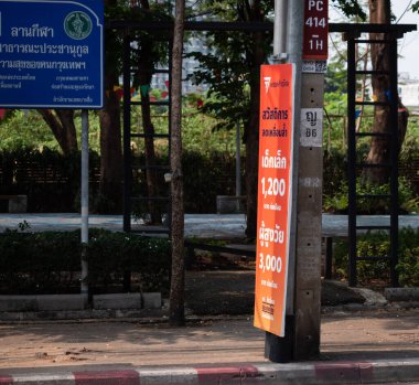 Bangkok, Tayland - 9 Nisan 2023: Başkent Bangkok 'ta yapılan 2023 genel seçimlerinin Ratchadapisek yolu yakınındaki yürüyüş yolunda Taylandlı politikacı posteri.