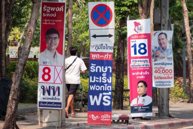 Bangkok, Tayland - 9 Nisan 2023: Başkent Bangkok 'ta yapılan 2023 genel seçimlerinin Ratchadapisek yolu yakınındaki yürüyüş yolunda Taylandlı politikacı posteri.