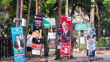 Bangkok, Tayland - 9 Nisan 2023: Başkent Bangkok 'ta yapılan 2023 genel seçimlerinin Ratchadapisek yolu yakınındaki yürüyüş yolunda Taylandlı politikacı posteri.