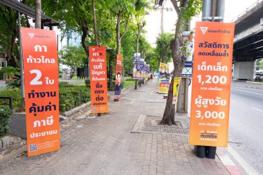 Bangkok, Tayland - 10 Mayıs 2023: Başkent Bangkok 'ta yapılan 2023 genel seçimlerinin Ratchadapisek yolu yakınındaki yürüyüş yolunda Tayland Siyasetçi İlerleme Partisi posteri.