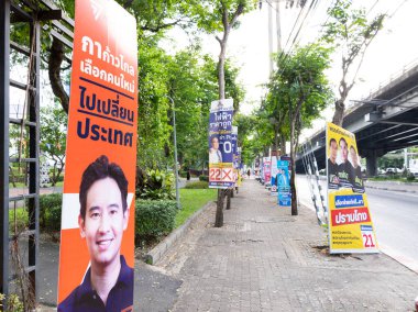 Bangkok, Tayland - 10 Mayıs 2023: Başkent Bangkok 'ta yapılan 2023 genel seçimlerinin Ratchadapisek yolu yakınındaki yürüyüş yolunda Tayland Siyasetçi İlerleme Partisi posteri.