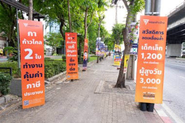 Bangkok, Tayland - 10 Mayıs 2023: Başkent Bangkok 'ta yapılan 2023 genel seçimlerinin Ratchadapisek yolu yakınındaki yürüyüş yolunda Tayland Siyasetçi İlerleme Partisi posteri.