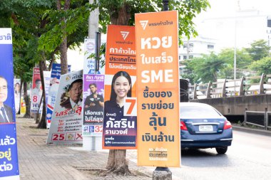 Bangkok, Tayland - 10 Mayıs 2023: Başkent Bangkok 'ta yapılan 2023 genel seçimlerinin Ratchadapisek yolu yakınındaki yürüyüş yolunda Tayland Siyasetçi İlerleme Partisi posteri.
