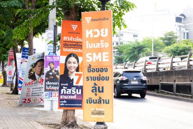 Bangkok, Tayland - 10 Mayıs 2023: Başkent Bangkok 'ta yapılan 2023 genel seçimlerinin Ratchadapisek yolu yakınındaki yürüyüş yolunda Tayland Siyasetçi İlerleme Partisi posteri.