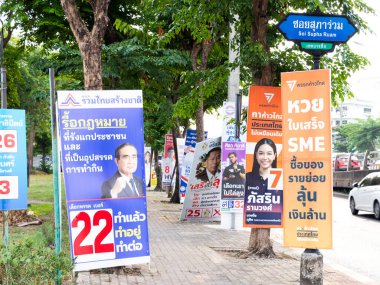 Bangkok, Tayland - 10 Mayıs 2023: Başkent Bangkok 'ta yapılan 2023 genel seçimlerinin Ratchadapisek yolu yakınındaki yürüyüş yolunda Tayland Siyasetçi İlerleme Partisi posteri.