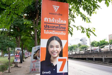 Bangkok, Tayland - 10 Mayıs 2023: Başkent Bangkok 'ta yapılan 2023 genel seçimlerinin Ratchadapisek yolu yakınındaki yürüyüş yolunda Tayland Siyasetçi İlerleme Partisi posteri.