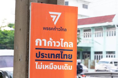 Bangkok, Tayland - 10 Mayıs 2023: Başkent Bangkok 'ta yapılan 2023 genel seçimlerinin Ratchadapisek yolu yakınındaki yürüyüş yolunda Tayland Siyasetçi İlerleme Partisi posteri.
