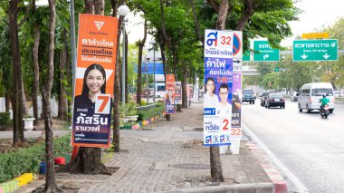 Bangkok, Tayland - 10 Mayıs 2023: Başkent Bangkok 'ta yapılan 2023 genel seçimlerinin Ratchadapisek yolu yakınındaki yürüyüş yolunda Tayland Siyasetçi İlerleme Partisi posteri.