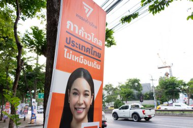 Bangkok, Tayland - 10 Mayıs 2023: Başkent Bangkok 'ta yapılan 2023 genel seçimlerinin Ratchadapisek yolu yakınındaki yürüyüş yolunda Tayland Siyasetçi İlerleme Partisi posteri.