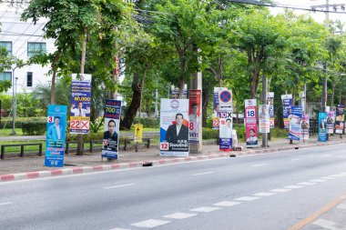 Bangkok, Tayland, 10 Mayıs 2023: Tayland 'da yapılan 2023 genel seçimlerinden önceki son seçim kampanyasında Tayland politikacılarının politikalarını gösteren poster.