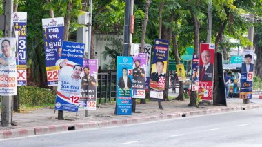 Bangkok, Tayland, 10 Mayıs 2023: Tayland 'da yapılan 2023 genel seçimlerinden önceki son seçim kampanyasında Tayland politikacılarının politikalarını gösteren poster.