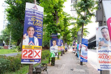 Bangkok, Tayland, 10 Mayıs 2023: Tayland 'da yapılan 2023 genel seçimlerinden önceki son seçim kampanyasında Tayland politikacılarının politikalarını gösteren poster.