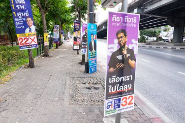 Bangkok, Tayland, 10 Mayıs 2023: Tayland 'da yapılan 2023 genel seçimlerinden önceki son seçim kampanyasında Tayland politikacılarının politikalarını gösteren poster.