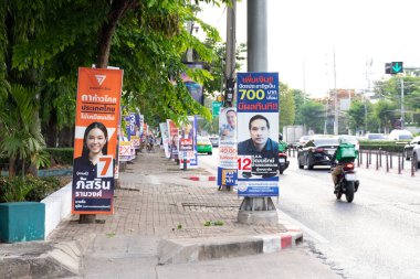Bangkok, Tayland, 10 Mayıs 2023: Tayland 'da yapılan 2023 genel seçimlerinden önceki son seçim kampanyasında Tayland politikacılarının politikalarını gösteren poster.