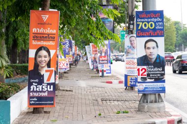 Bangkok, Tayland, 10 Mayıs 2023: Tayland 'da yapılan 2023 genel seçimlerinden önceki son seçim kampanyasında Tayland politikacılarının politikalarını gösteren poster.