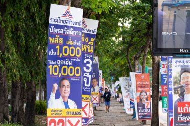 Bangkok, Tayland, 10 Mayıs 2023: Tayland 'da yapılan 2023 genel seçimlerinden önceki son seçim kampanyasında Tayland politikacılarının politikalarını gösteren poster.