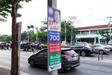 Bangkok, Tayland, 10 Mayıs 2023: Tayland 'da yapılan 2023 genel seçimlerinden önceki son seçim kampanyasında Tayland politikacılarının politikalarını gösteren poster.