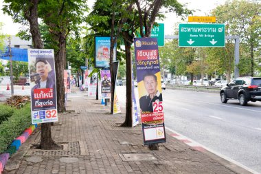 Bangkok, Tayland, 10 Mayıs 2023: Tayland 'da yapılan 2023 genel seçimlerinden önceki son seçim kampanyasında Tayland politikacılarının politikalarını gösteren poster.