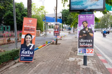 Bangkok, Tayland, 10 Mayıs 2023: Tayland 'da yapılan 2023 genel seçimlerinden önceki son seçim kampanyasında Tayland politikacılarının politikalarını gösteren poster.