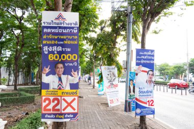 Bangkok, Tayland, 10 Mayıs 2023: Tayland 'da yapılan 2023 genel seçimlerinden önceki son seçim kampanyasında Tayland politikacılarının politikalarını gösteren poster.