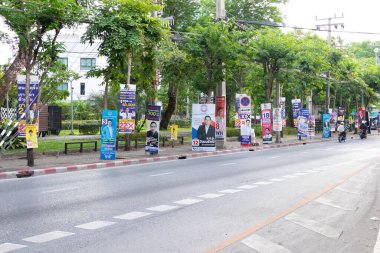 Bangkok, Tayland, 10 Mayıs 2023: Tayland 'da yapılan 2023 genel seçimlerinden önceki son seçim kampanyasında Tayland politikacılarının politikalarını gösteren poster.