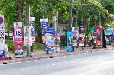 Bangkok, Tayland, 10 Mayıs 2023: Tayland 'da yapılan 2023 genel seçimlerinden önceki son seçim kampanyasında Tayland politikacılarının politikalarını gösteren poster.