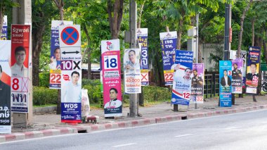 Bangkok, Tayland, 10 Mayıs 2023: Tayland 'da yapılan 2023 genel seçimlerinden önceki son seçim kampanyasında Tayland politikacılarının politikalarını gösteren poster.