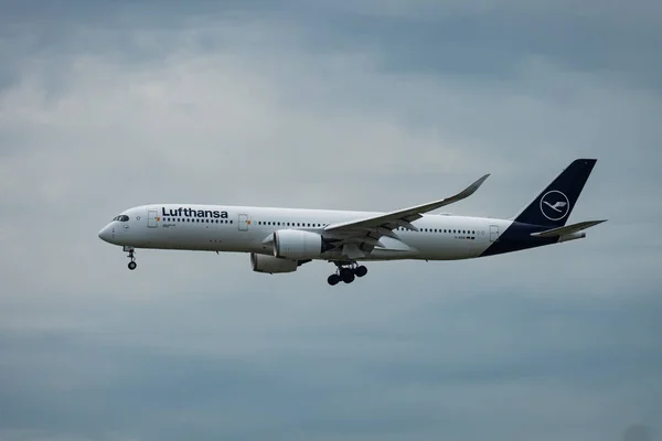 stock image Bangkok, Thailand - August 26, 2023 : Lufthansa Airways prepare for Landing at Suvarnabhumi Airport, Thailand. Transportation travel via commercial air plane.