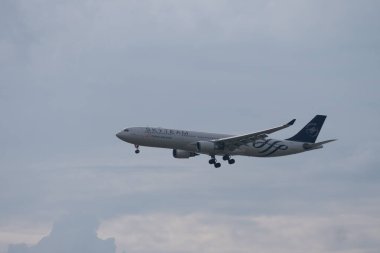 Bangkok, Tayland - 26 Ağustos 2023: Çin Hava Yolları SKYTEAM, Suvarnabhumi Havaalanı, Tayland 'a iniş için hazırlanın. Ticari uçakla yolculuk..
